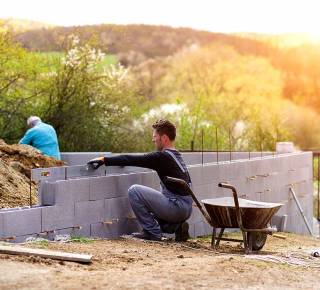 Como devem ser construídos muros de divisa do terreno?