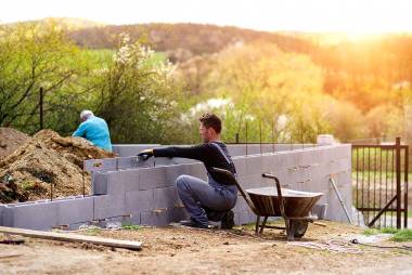 Como devem ser construídos muros de divisa do terreno?